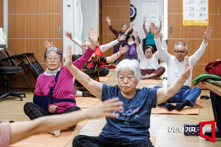 18일 경기 수원 우만노인정에서 건강백세운동교실에 참가한 어르신들이 요가를 하고 있다. 사진=강진형 기자aymsdream@