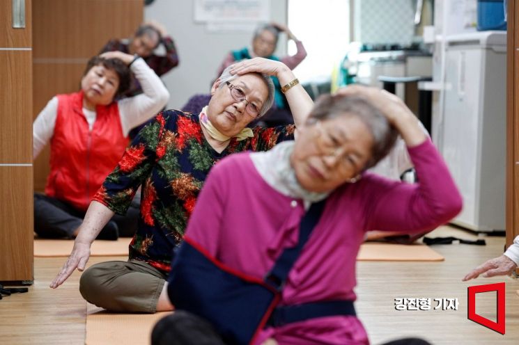 18일 경기 수원 우만노인정에서 건강백세운동교실에 참가한 어르신들이 요가를 하고 있다. 사진=강진형 기자aymsdream@