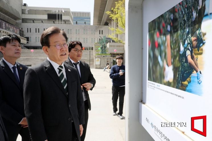 [포토] 한국보도사진전 찾은 이재명 대표