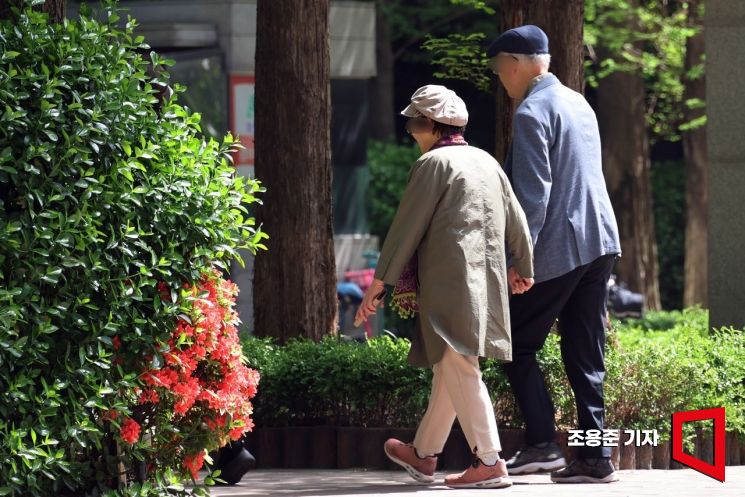 ▲지난달 25일, 서울의 한 공원에서 어르신들이 두 손을 꼭 잡은채 걸어가고 있다. 사진=조용준 기자 jun21@