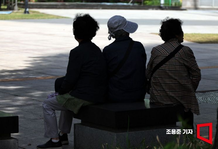 ▲지난달 26일 서울의 광진구의 한 공원 나무 그늘 아래서 어르신들이 휴식을 취하고 있다. 사진=조용준 기자 jun21@