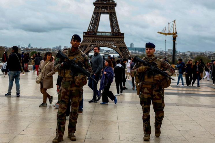 에펠탑 앞 순찰하는 프랑스 무장 군인[사진출처=연합뉴스]