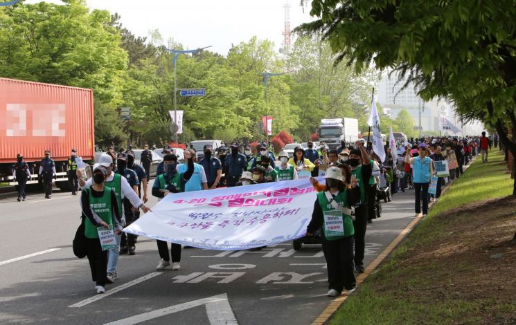 [포토]경남 장애인단체 거리 행진 “자립 보장하라”