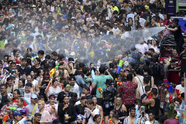 지난 13일(현지시간) 송끄란 축제가 열린 태국 방콕. [이미지출처=AP연합뉴스]