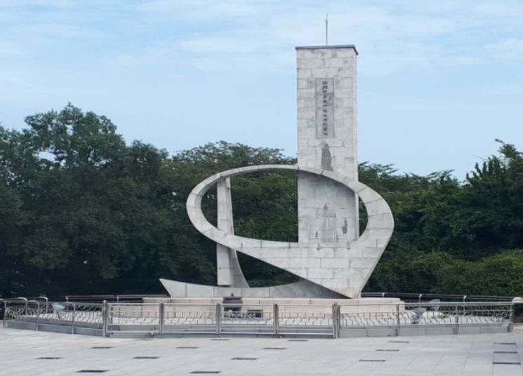 중앙공원 4·19 민주혁명 희생자 위령탑.