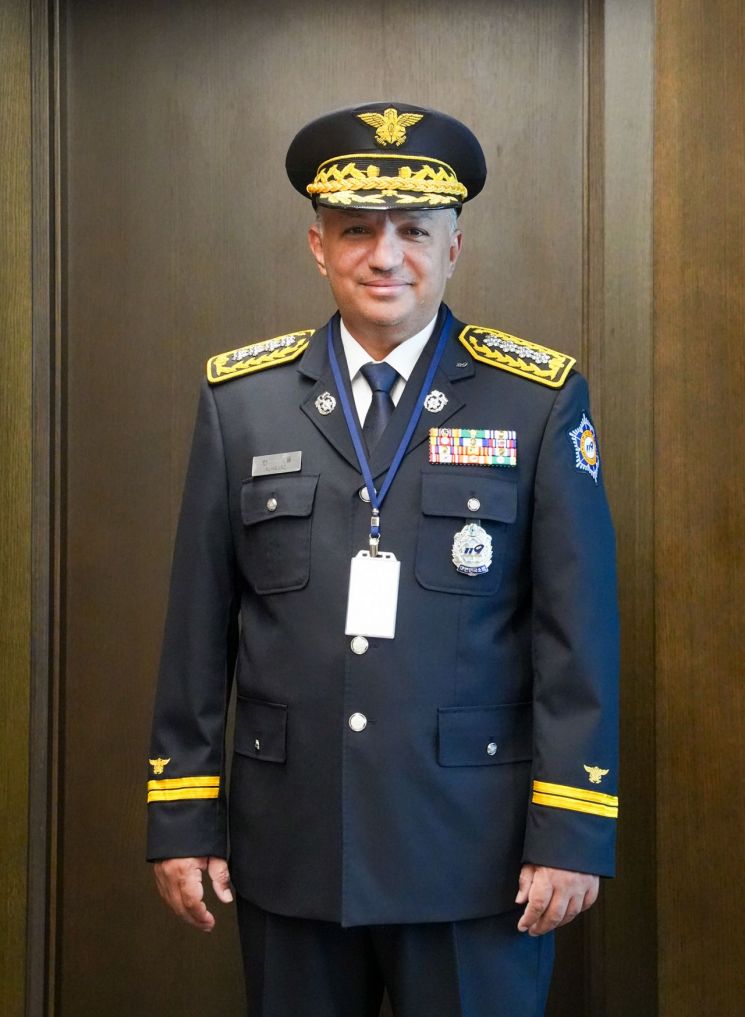 안와르 알 히즈아지 에쓰오일 CEO가 19일 서울 마포구 본사에서 열린 명예소방관 위촉식에서 명예소방관 의복을 착용하고 기념 사진을 찍고 있다. [사진제공=에쓰오일]