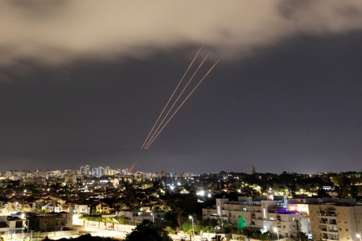 지난 14일 이란이 이스라엘에 미사일과 드론을 발사하자 이스라엘의 미사일 방어 시스템이 작동하고 있다. [이미지출처=로이터연합뉴스]