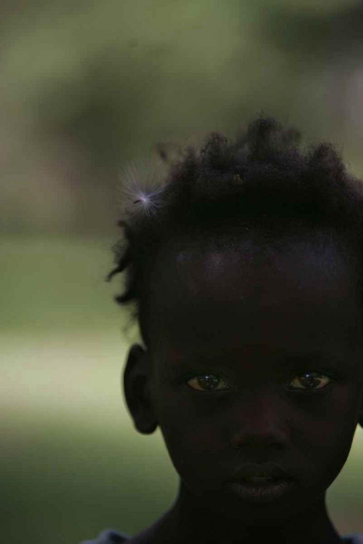 사하라 사막 유목민 워다베족 아이의 머기 위에 홀씨 하나가 내려 앉았고, 아이는 우주를 이고 있었다. ⓒ허영한
