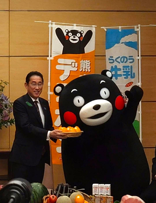 기시다 후미오 총리를 만나 구마모토의 특산물을 소개하는 쿠마몬.(사진출처=X 쿠마몬 공식계정)