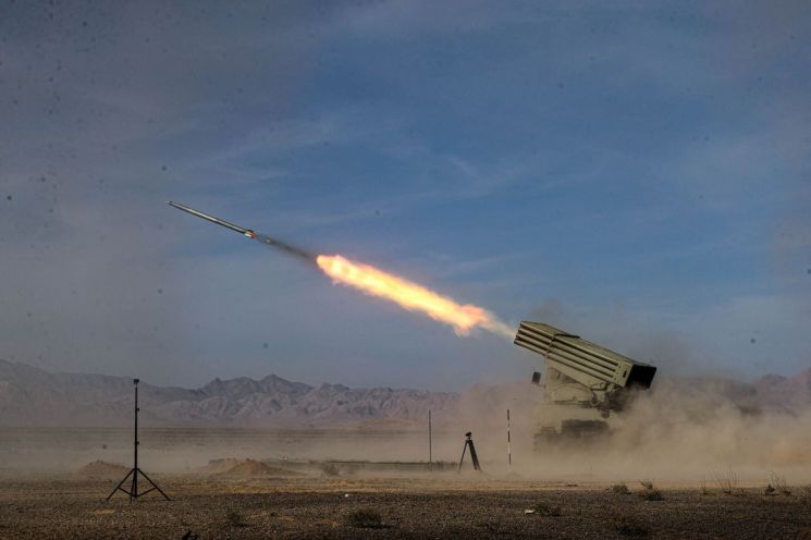 이란이 이스파한에서 군사 훈련 중 미사일을 발사하고 있다. [이미지출처=로이터연합뉴스]