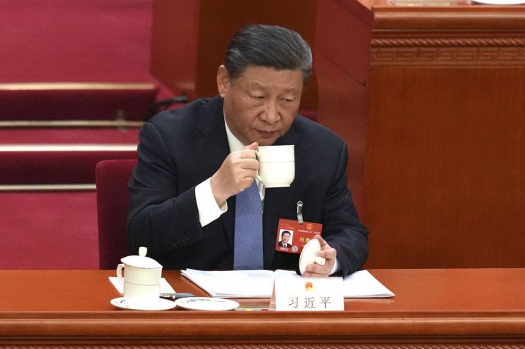 시진핑 중국 국가주석이 지난달 8일 베이징 인민대회당에서 열린 전국인민대표대회(전인대) 2차 전체회의에 참석해 차를 마시고 있다. [사진=베이징 AP/연합뉴스]