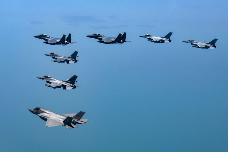 18일 서해 상공에서 함께 임무를 수행하고 있는 한미 전투기들. 비행편대는 왼쪽부터 미해병대 F-35B 1기, 미공군 F-16 2기, 미공군 F-15K 2기, 미공군 F-16 2기. (사진제공=공군)