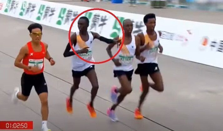 지난 14일 중국 베이징에서 열린 하프 마라톤 대회에서 목표 지점을 1분 정도 앞두고, 에티오피아 선수가 중국 선수 허제(왼쪽)를 바라보며 다른 선수들을 제지하는 듯한 손짓을 보이고 있다. [이미지출처=웨이보 캡처]