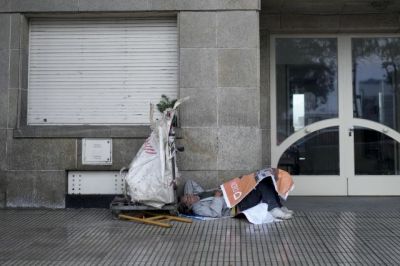 아르헨티나의 수도 부에노스아이레스 길거리에서 잠을 자고 있는 노숙자 [이미지출처=연합뉴스]