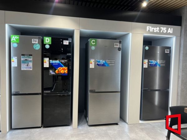 Samsung Electronics' 'Built-in Wide BMF (top refrigerator, bottom freezer) refrigerator' (second model from the right) and a regular refrigerator released in Europe this month. <br>[Photo by Han Yeju]