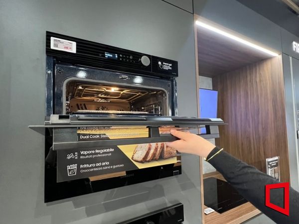 'Samsung Oven Dual Cook Flex' product. <br>Photo by Han Yeju