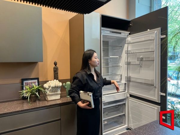 A scene of professional chef Seok Hyemi explaining at the Italian built-in luxury kitchen furniture brand 'Lube' store. <br>[Photo by Han Yeju]