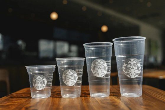 스타벅스가 새롭게 개발·도입하는 일회용 플라스틱 컵의 모습[사진출처=스타벅스 제공, AP 연합뉴스]