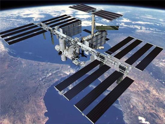 우주 쓰레기의 출처는 국제 우주정거장(ISS)이다. 우주정거장 내 부품들은 여러 국가의 협력으로 제작됐다. 이 때문에 배상 책임이 누구에게 있는지 가리기 힘들다. [이미지출처=NASA]