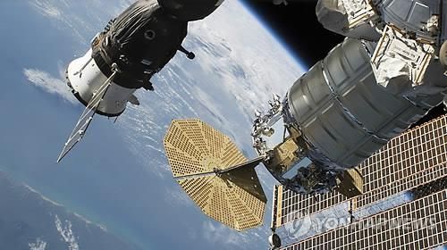 우주 정거장에 도킹하는 우주선 모습. ISS의 부품들은 우주선에 실어 정거장으로 보낸다. [이미지출처=연합뉴스]