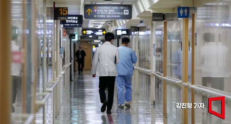 의대 증원에 반발해 전공의와 함께 병원을 떠났던 전임의들이 일부 복귀한 22일 서울 한 대형병원에서 의료진이 이동하고 있다. 사진=강진형 기자aymsdream@