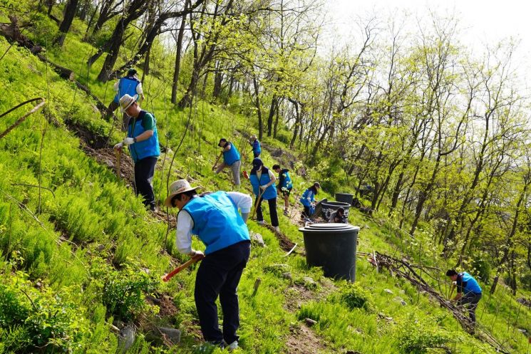 HK이노엔 임직원들이 서울 마포구 노을공원에서 나무심기 활동을 하고 있다.[사진제공=HK이노엔]
