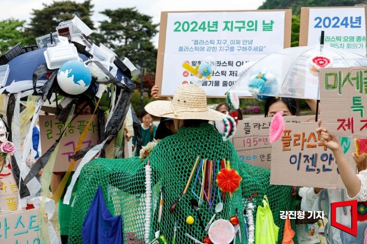 지구의 날인 지난달 22일 서울 중구 남산공원백범광장에서 소비자기후행동 관계자들이 플라스틱 및 재활용품으로 만든 옷을 입고 플라스틱 사용 금지를 촉구하고 있다. 사진=강진형 기자aymsdream@