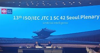 웨일 디아브(Wael William Diab) ISO/IEC JTC 1 SC 42 의장(왼쪽)과 벤코 SC 42 위원회 매니저가 22일 'AI 국제표준화 총회'에서 발언하고 있다.[사진=문채석 기자]