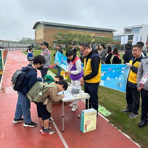 신안 압해초등학교에서 학교폭력 및 사이버 도박 예방 캠페인을 펼치고 있다. [사진제공=신안경찰서]