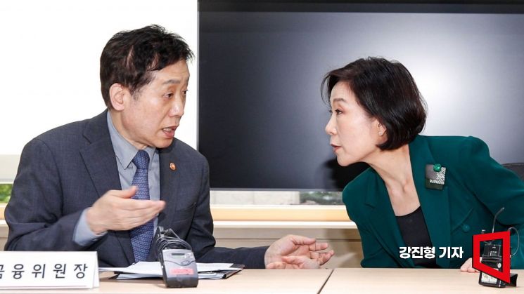 [포토] 의견 나누는 오영주 장관-김주현 위원장