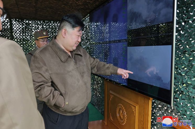 북한이 김정은 국무위원장 지도하에 초대형방사포를 동원한 핵반격가상종합전술훈련을 실시했다고 23일 밝혔다. [이미지출처=연합뉴스]