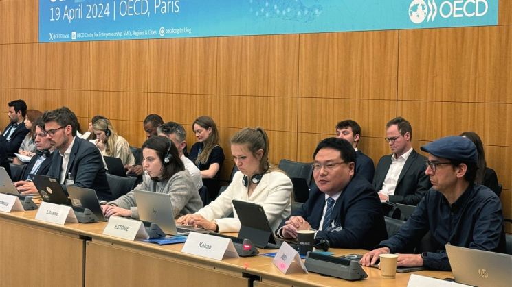 박윤석 카카오 동반성장 성과리더(오른쪽에서 두 번째)가 지난 19일 열린 OECD D4SME 회의에서 발언 중이다. [사진제공=카카오]