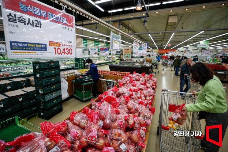 서울 서초구 하나로마트 양재점을 찾은 고객이 사과를 구매하고 있다. 사진=강진형 기자aymsdream@