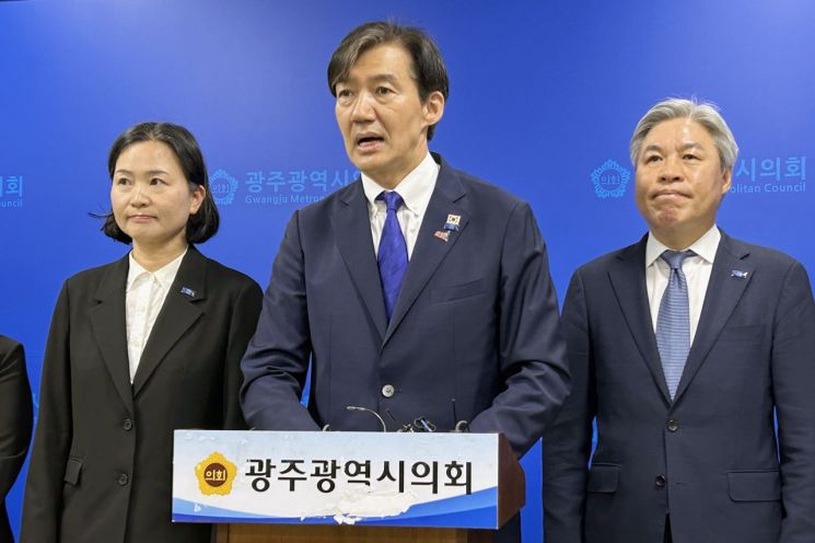 광주 방문한 조국 "사람 빼오면서까지 교섭단체 안 할 것"