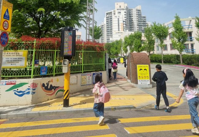 광주 서구, 유덕초·상무초 등 AI 안전신호등 설치