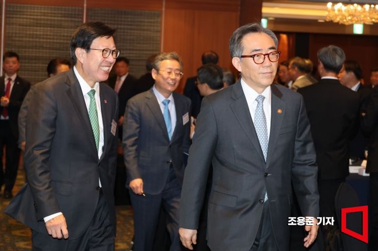[포토] 입장하는 조태열 장관과 박형준 부산시장