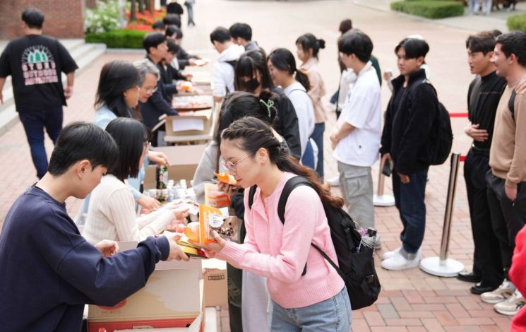 영진전문대학교가 중간고사 때 학생들에게 간식을 나눠주고 있다.