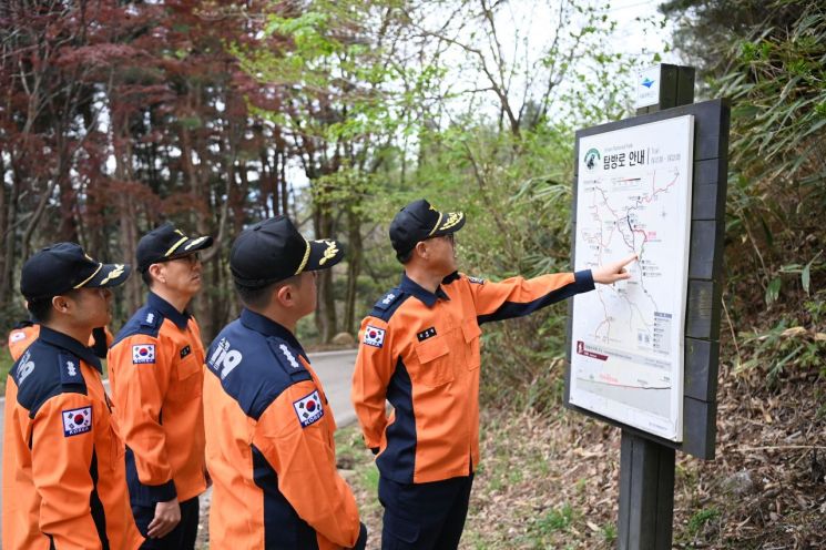 김재병 경남소방본부장이 산청군 지리산 탐방로 안내판을 통해 산악사고 다발지역을 확인하고 있다. [사진제공=경남소방본부]