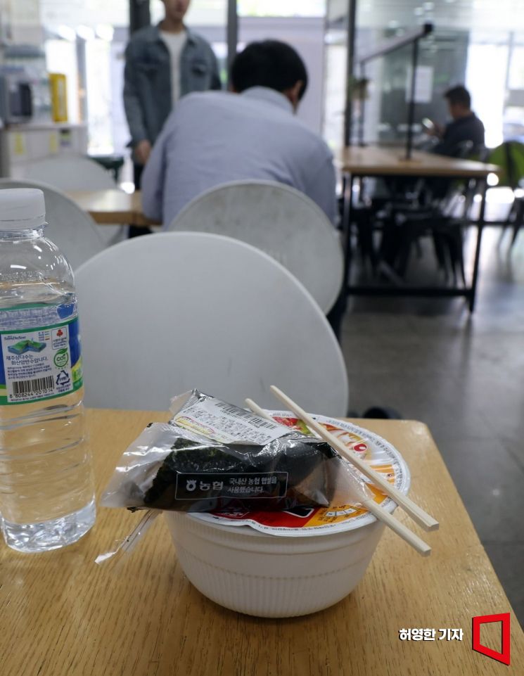 서울의 한 편의점에서 혼자 점심을 먹는 사람들. 허영한 기자