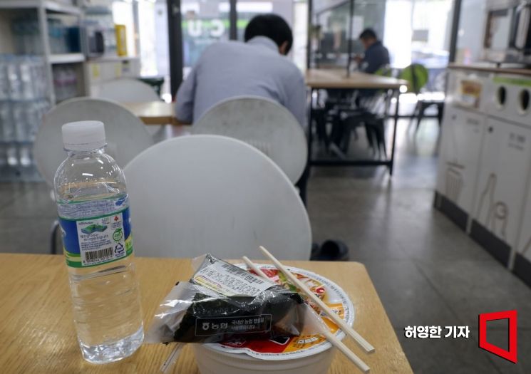 서울의 한 편의점에서 혼자 점심을 먹는 사람들. [사진=허영한 기자]