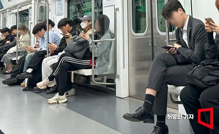 4월 어느 날 퇴근길 서울 지하철 승객 모두가 핸드폰을 들여다 보며 앉아 있다. [사진=허영한 기자]