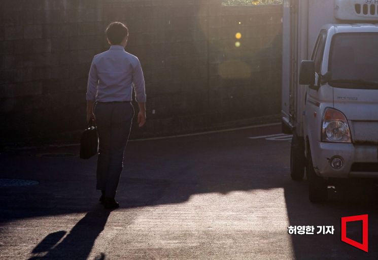 한 직장인이 서울의 골목길을 오후의 햇빛을 받으며 걸어가고 있다. 사진=허영한 기자