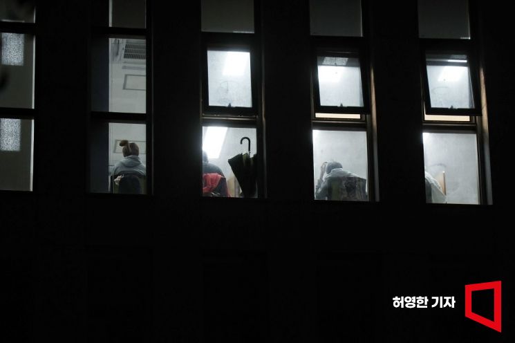 비 내리는 주말 밤 경기도의 한 도서관에서 청년들이 공부하고 있다. [사진=허영한 기자]