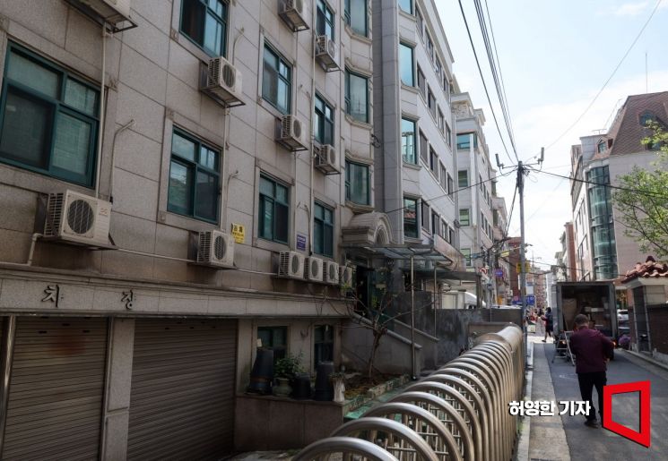 서울 신림동의 옛 고시원들은 대부분 원룸 건물로 개축되어 거리를 배곡히 메우고 있다. 사진=허영한 기자