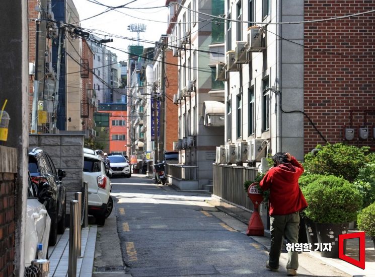 서울 신림동의 옛 고시원들은 대부분 원룸 건물로 개축되어 거리를 배곡히 메우고 있다. 사진=허영한 기자
