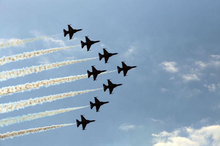 대한민국 공군 특수비행팀 블랙이글스가 2024 이순신방위산업전 개막을 축하하는 에어쇼를 펼치고 있다. [사진=이세령 기자]