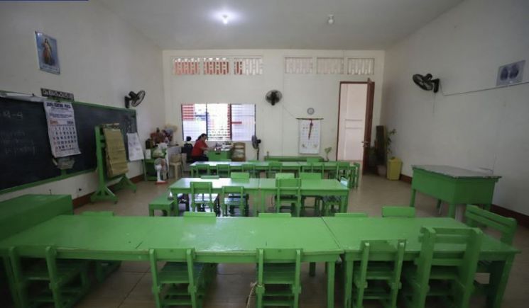 지난 2일(현지시간) 필리핀 중부 일로일로 시의 한 초등학교가 폭염으로 대면 수업을 중단해 교사만 남은 채 교실이 텅 비어 있다.[이미지출처=연합뉴스]