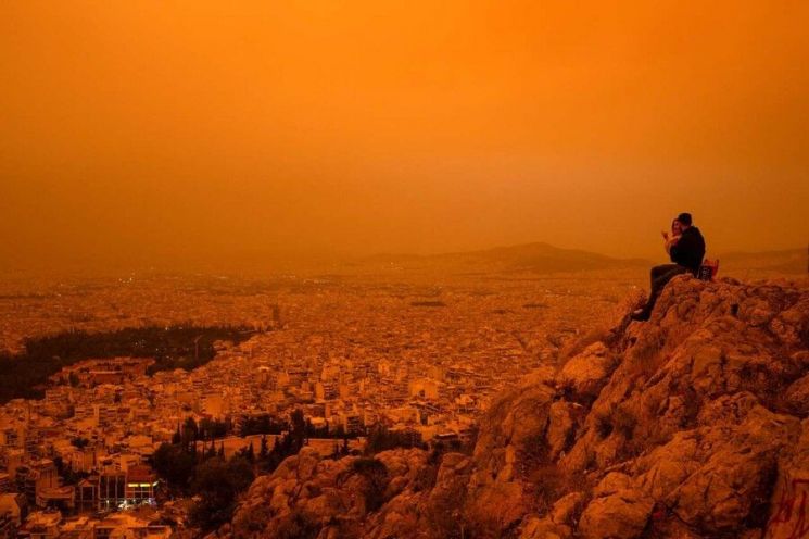 모래 폭풍의 영향을 받은 그리스 아테네 [이미지출처=AFP 연합뉴스]