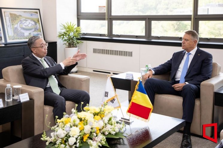 클라우스 요하니스 루마니아 대통령(오른쪽)이 24일 두산에너빌리티 경남 창원 본사를 방문해 박지원 두산에너빌리티 회장과 면담을 하고 있다.(제공=두산에너빌리티)