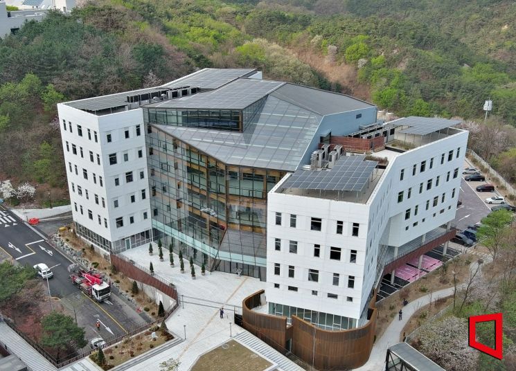 '목재'로 중정 만든 7층 건물…GS건설, 서울대 해동첨단공학관 준공